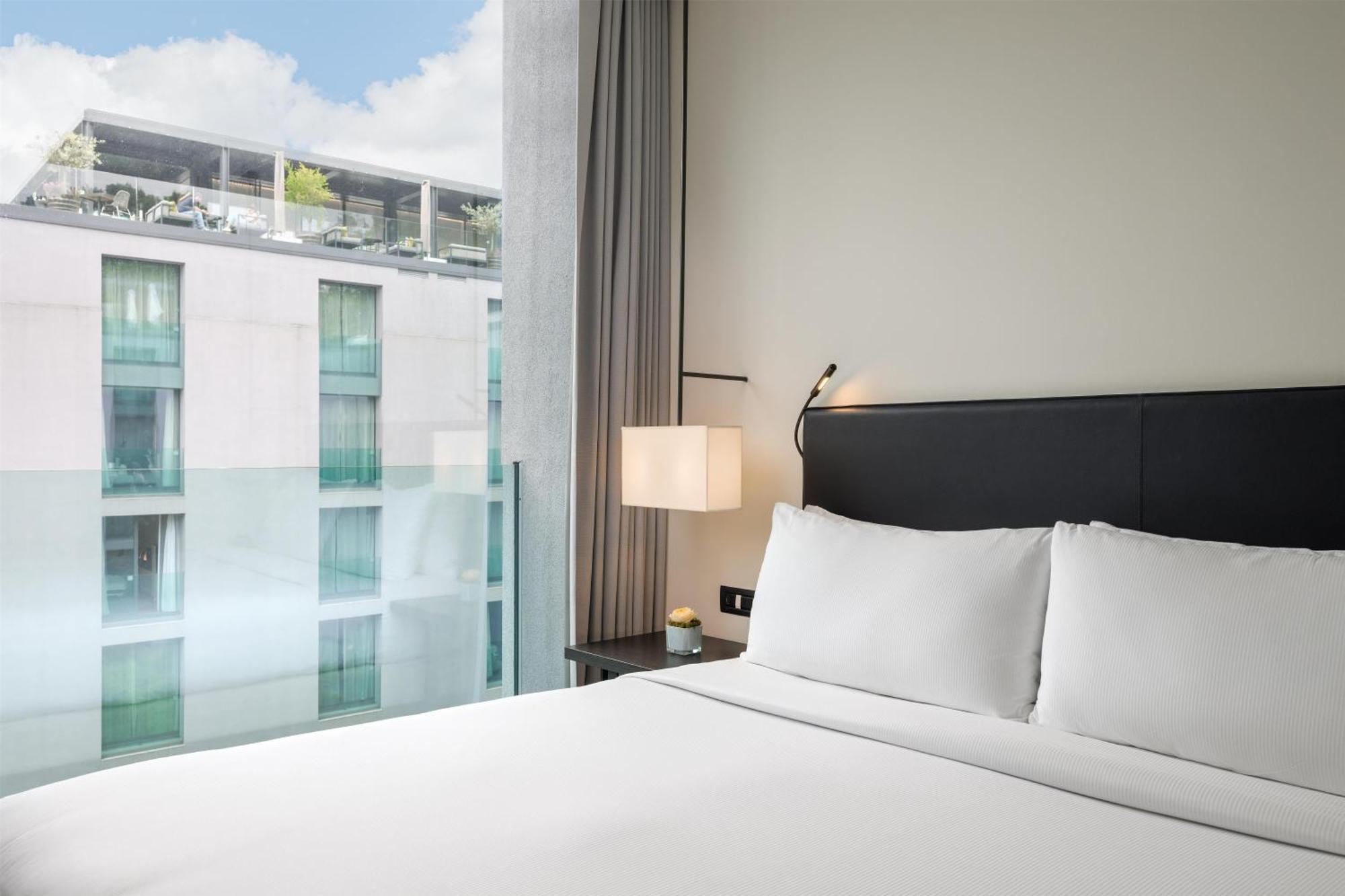 Deluxe King Room Courtyard View
