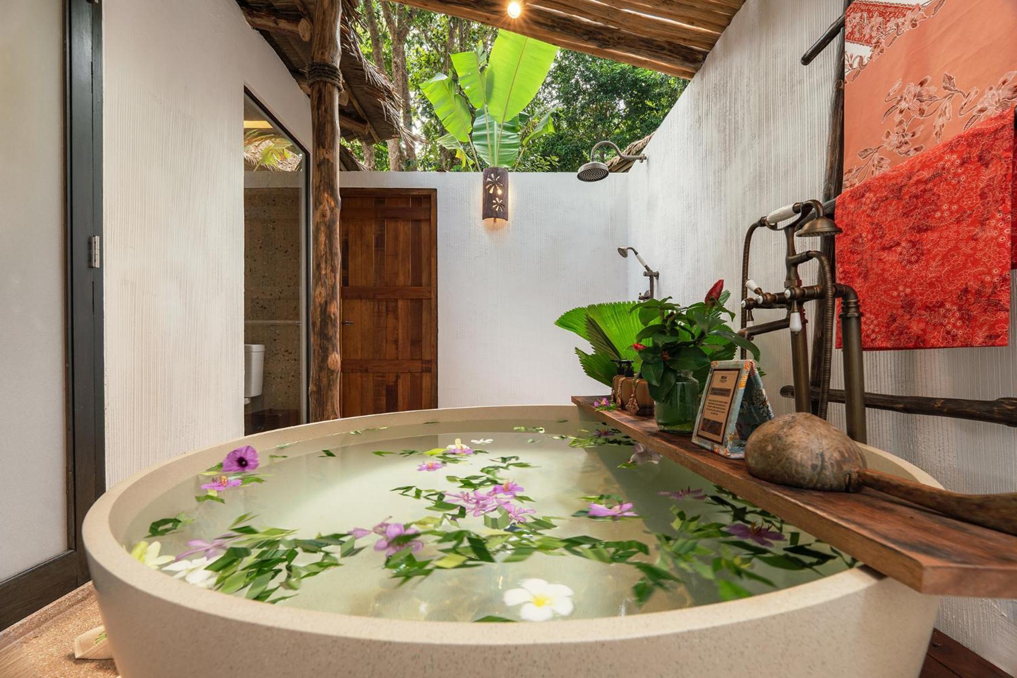 One Bedroom Bathtub Villa