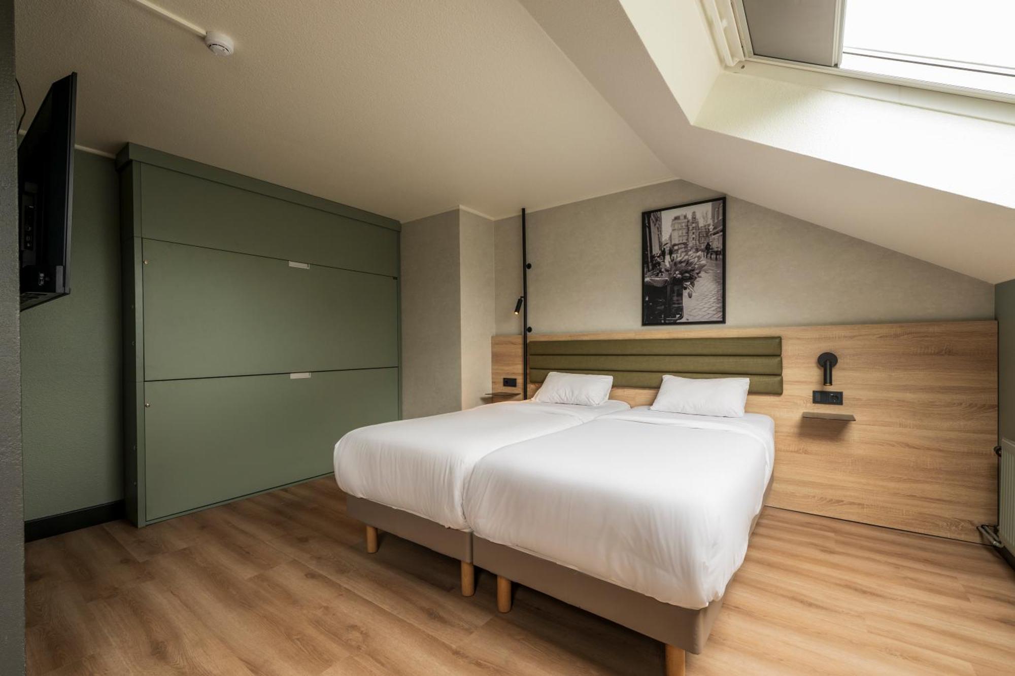 Standard Room 1 Queen Bed 2 Bunk Beds