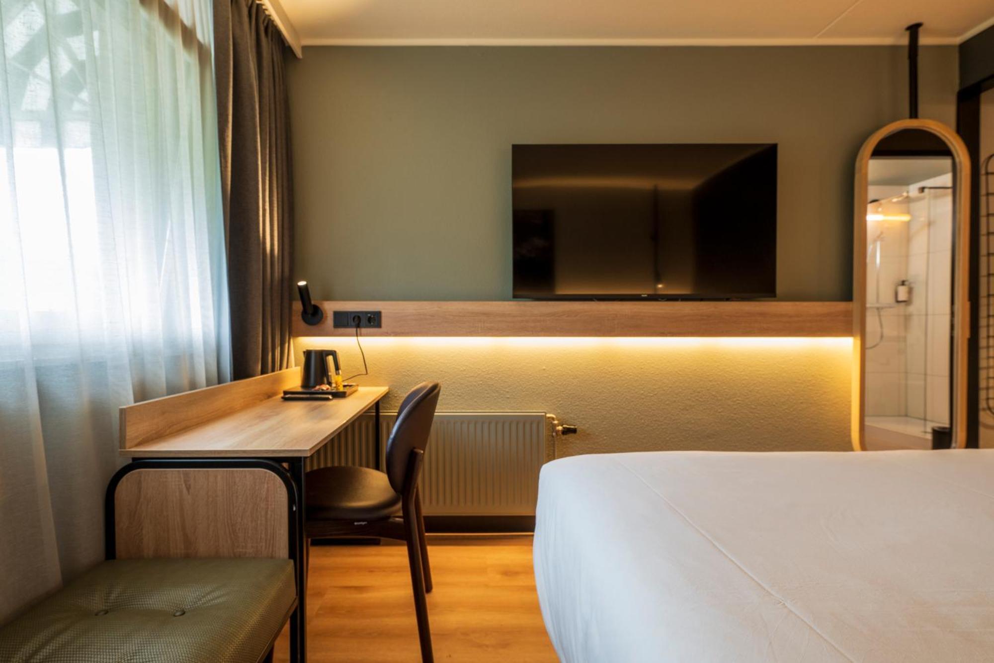 Standard Room 1 Queen Bed