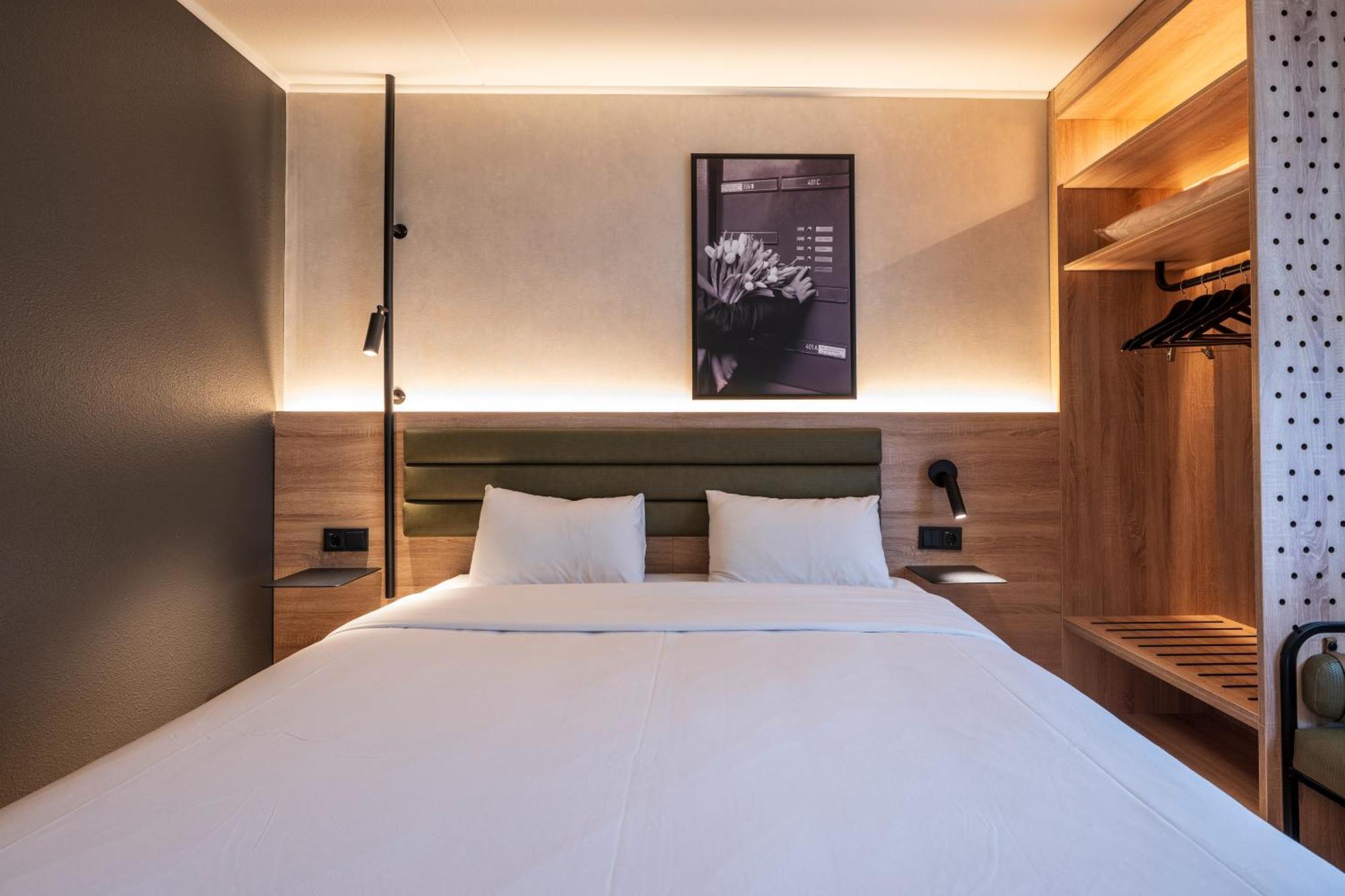 Standard Room 1 Queen Bed