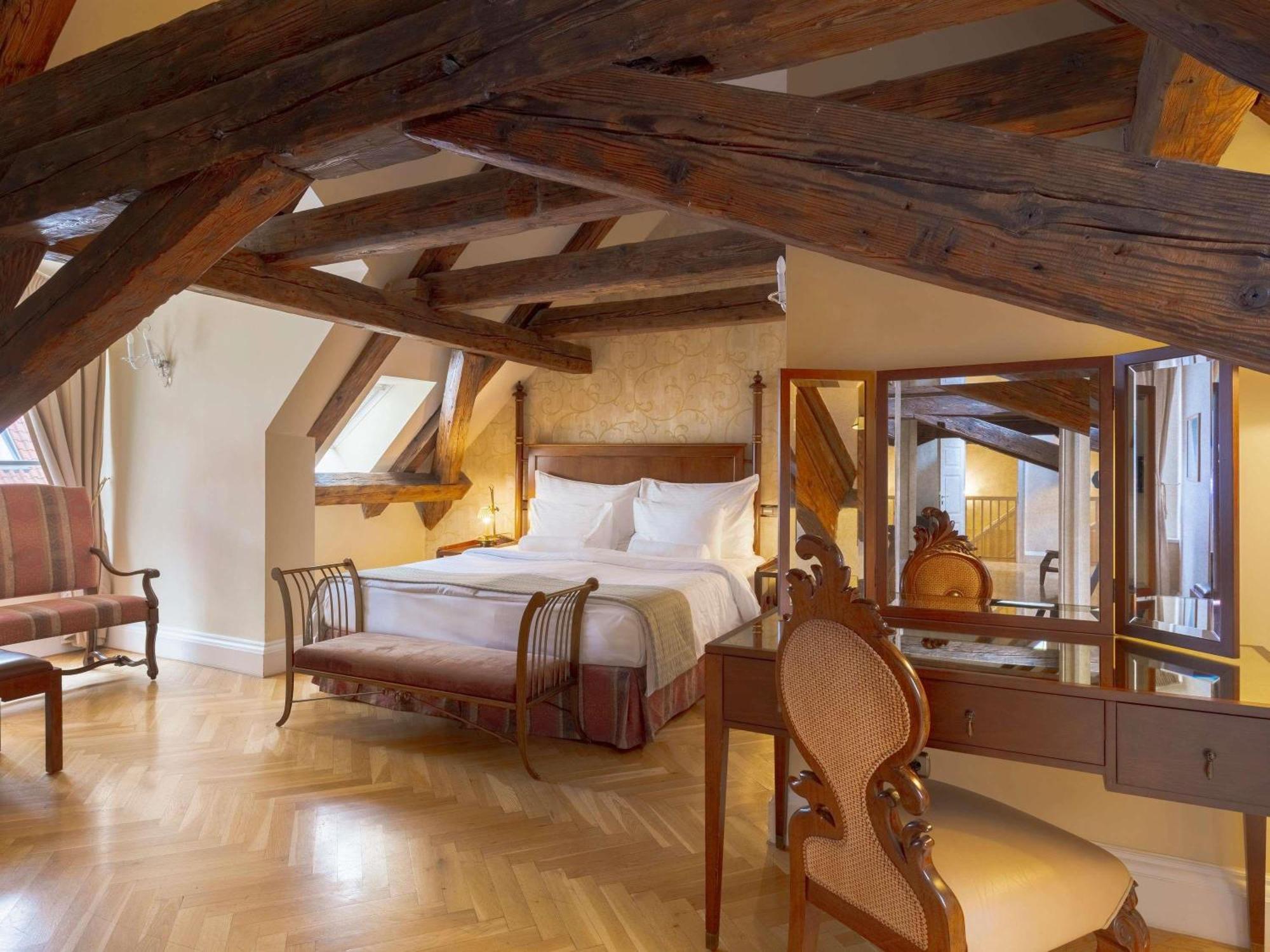 Deluxe King Suite
