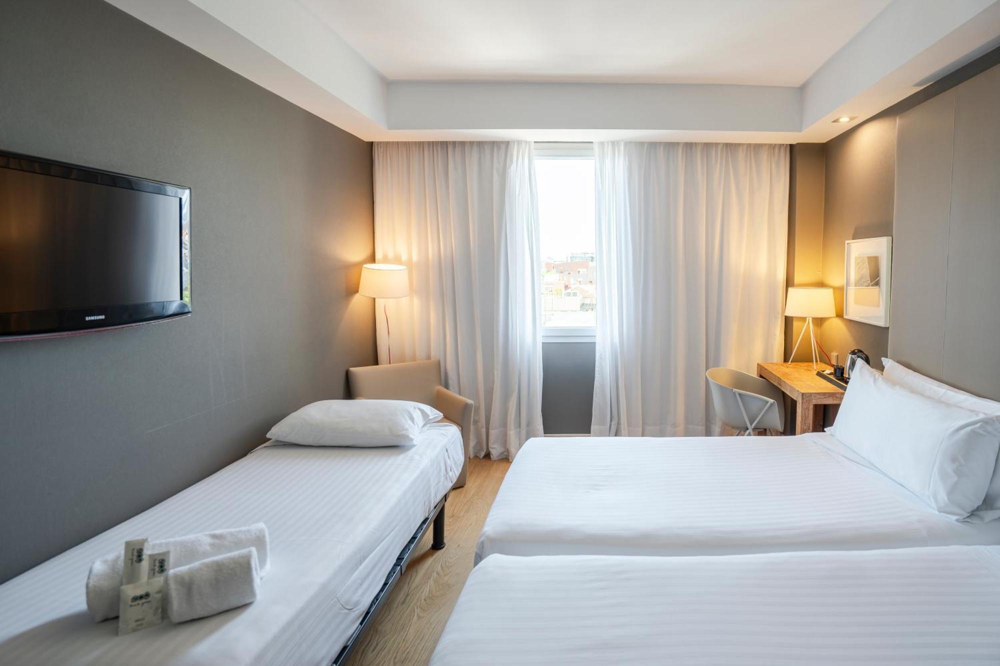 Tweepersoonskamer met 2 Aparte Bedden en een Extra Bed (2 Volwassenen + 1 Kind)