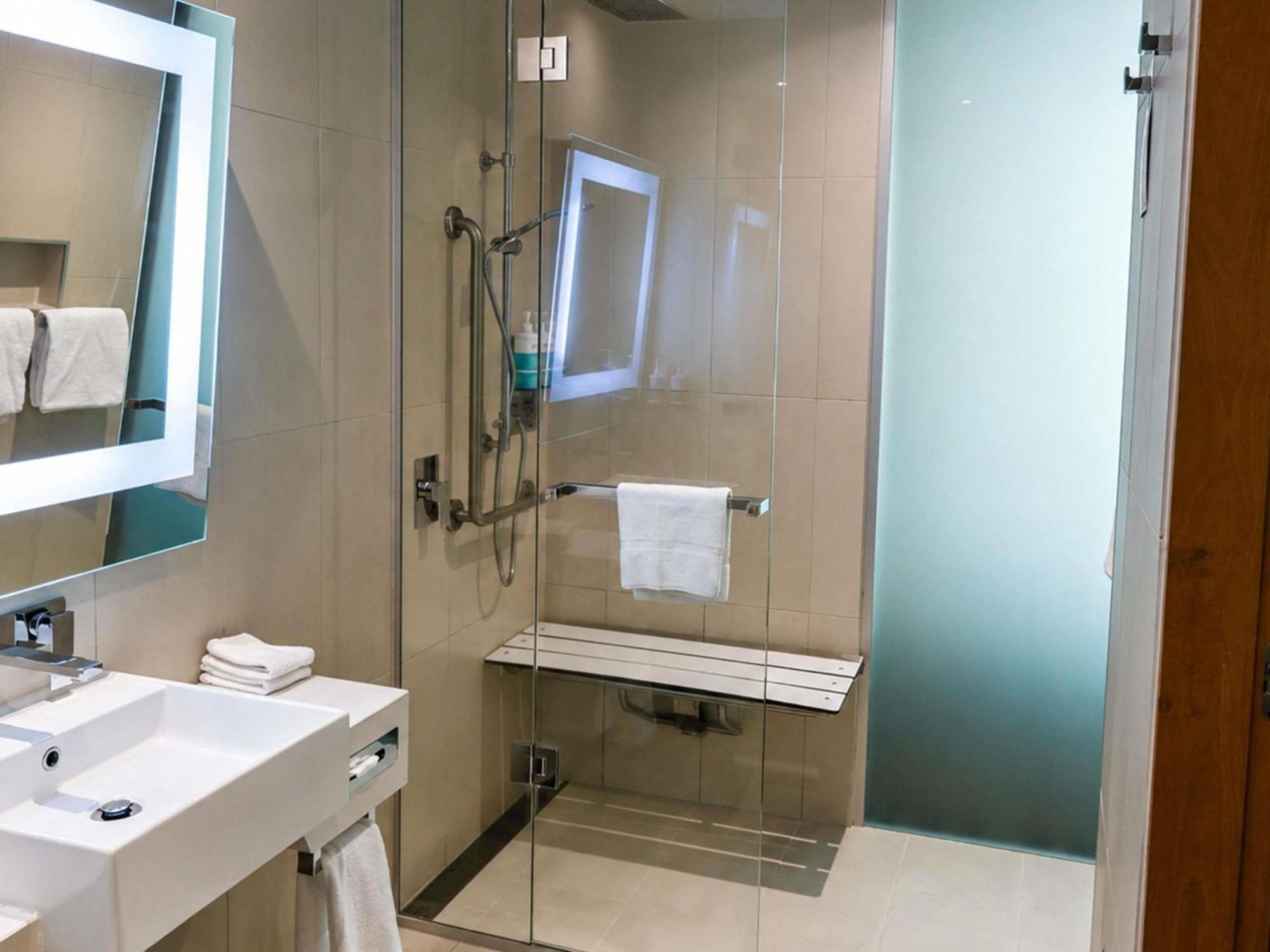 Superior King Room Accessible