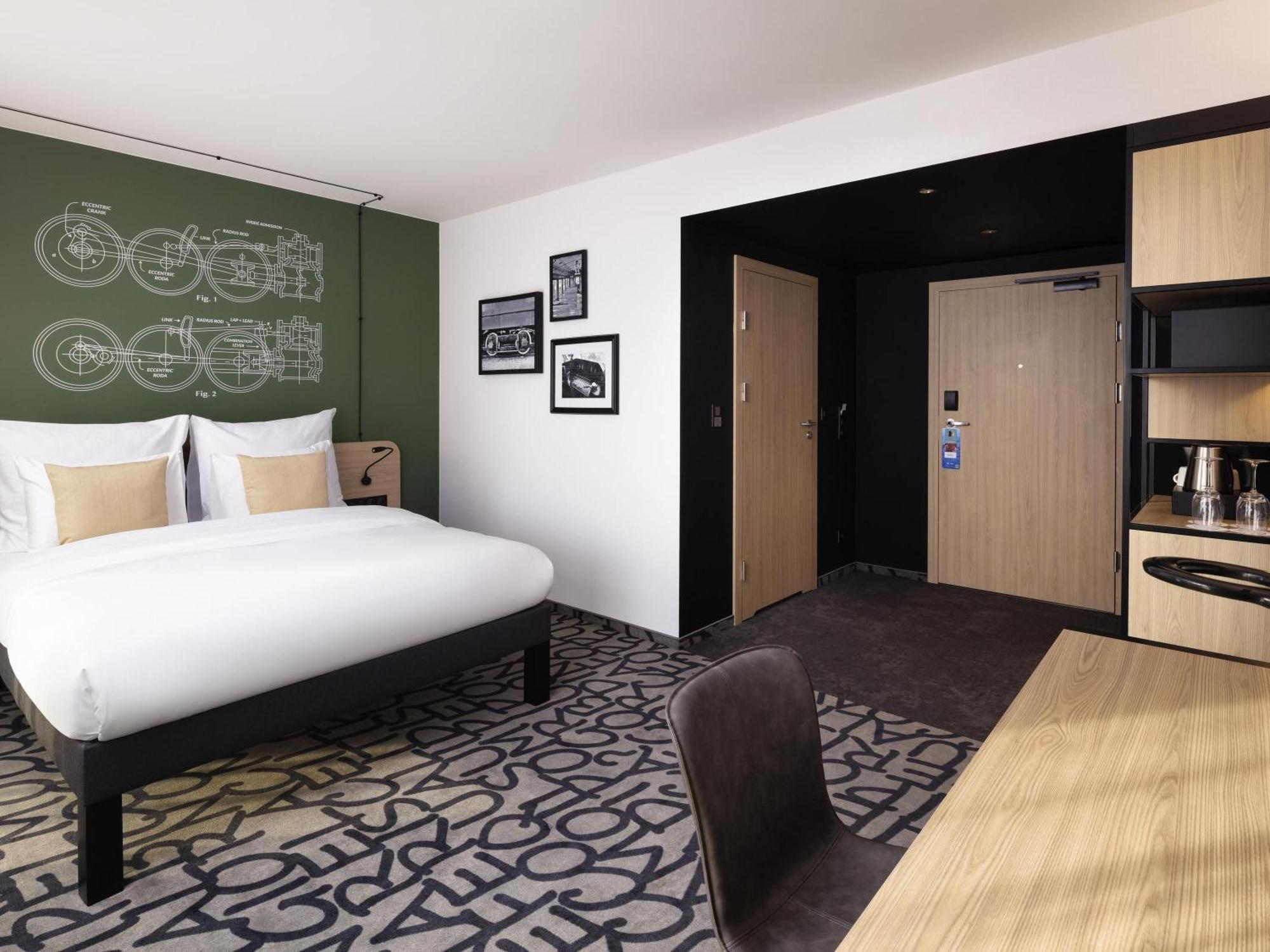 Standard Queen Room