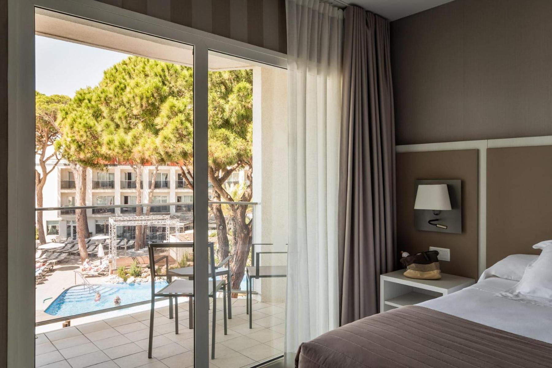 Double or Twin Room Pool Sea View