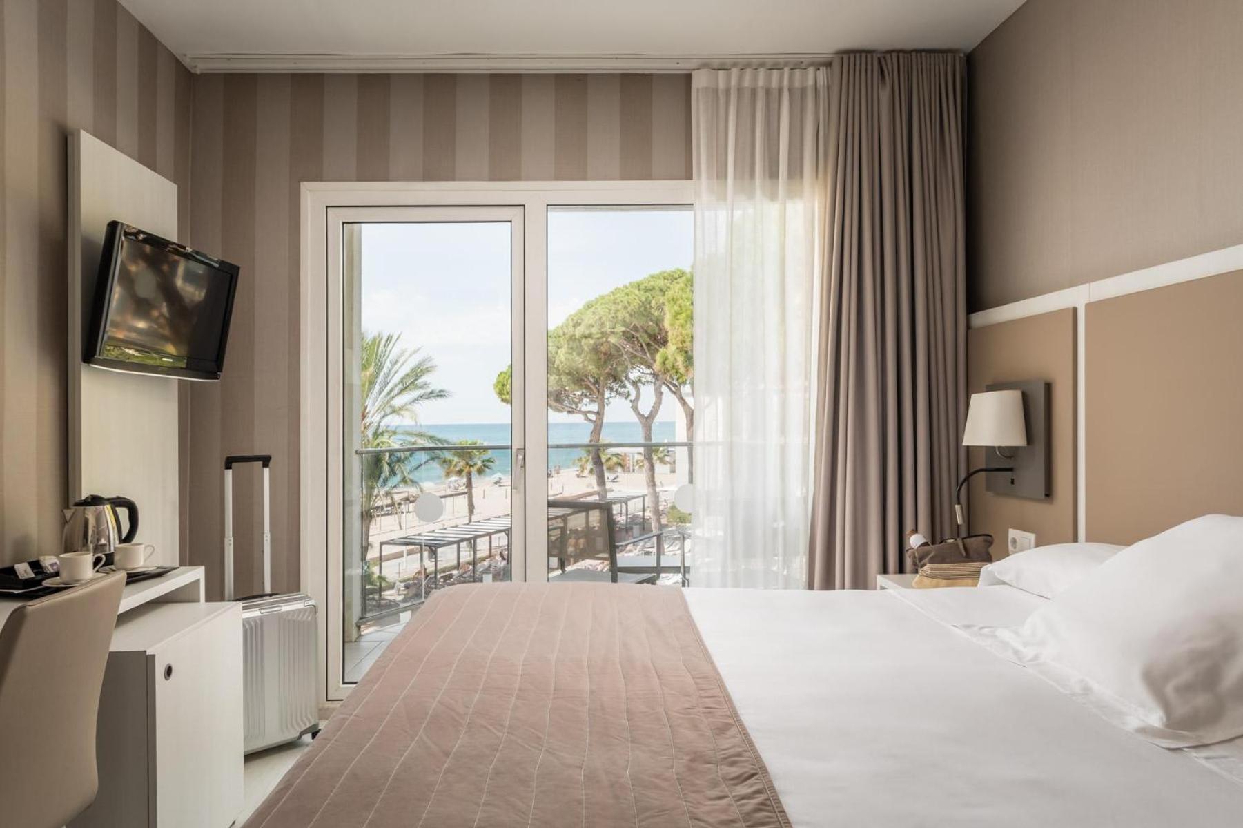 Double or Twin Room with and Pool and Sea View (3 adults)
