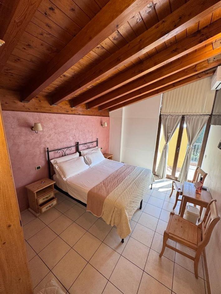 Deluxe Double or Twin Room Lake View