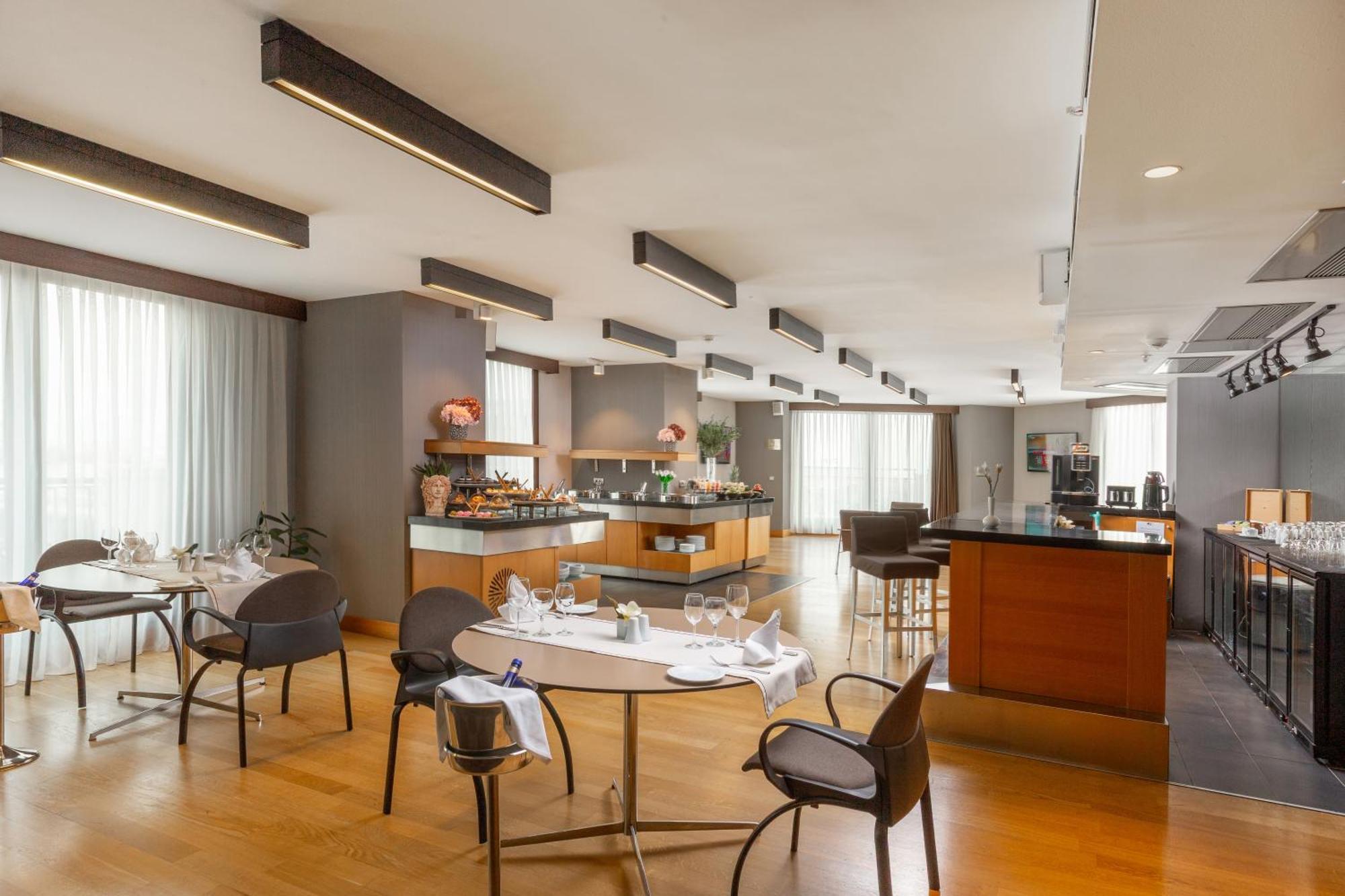Executive Room Lounge Access
