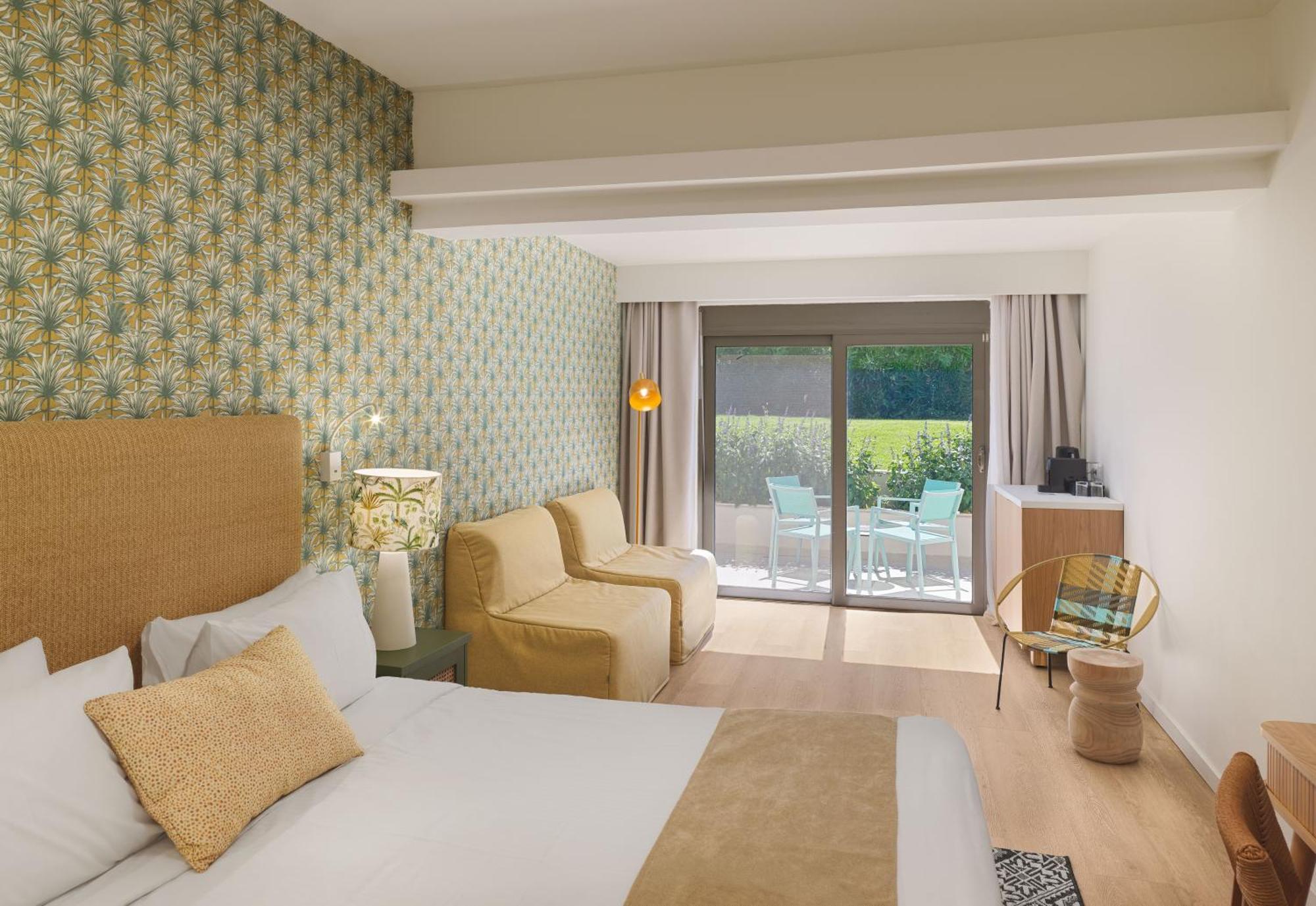 Deluxe Family Room with Pool View