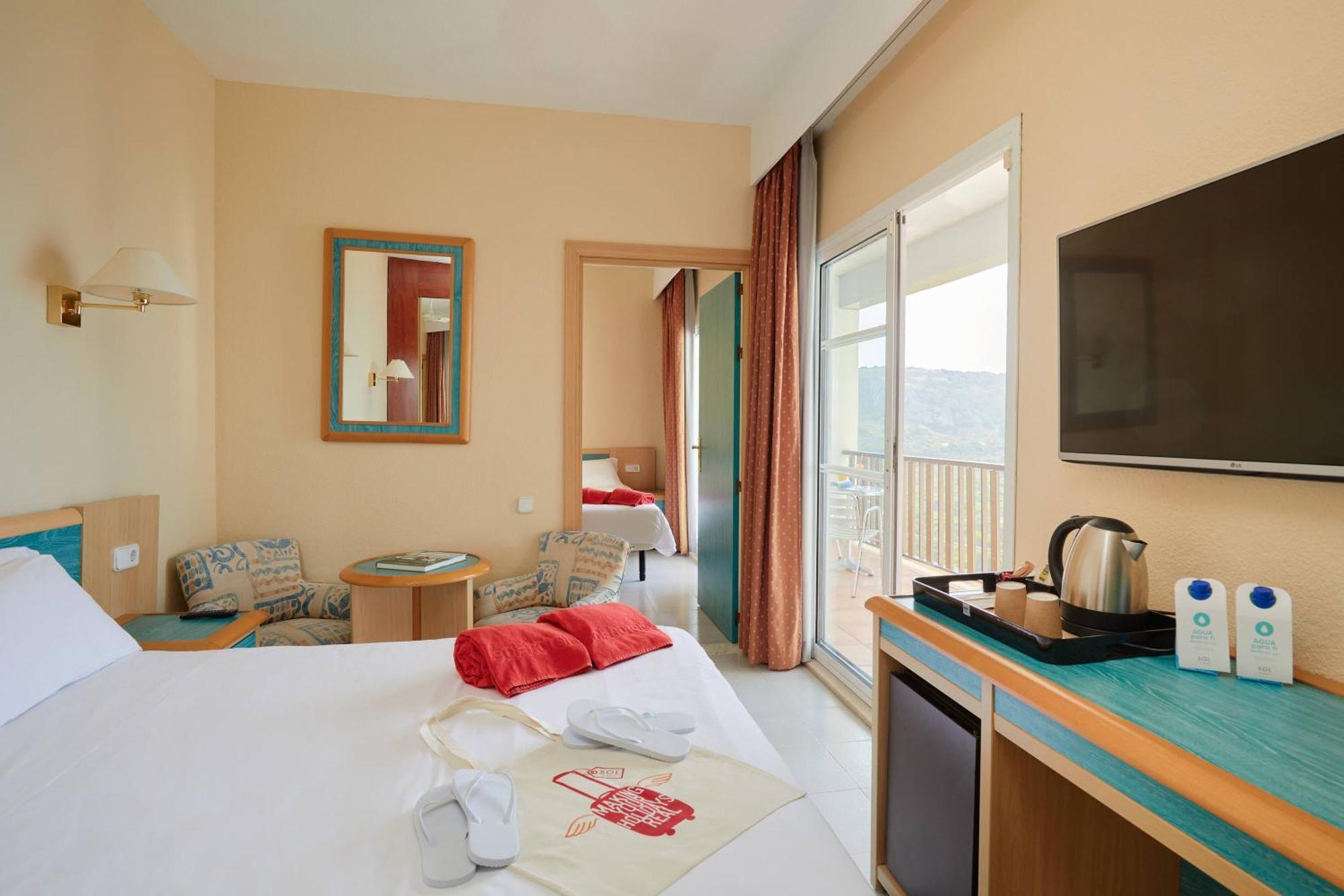 Camera Familiare con Vista (2 Adulti + 2 Bambini)