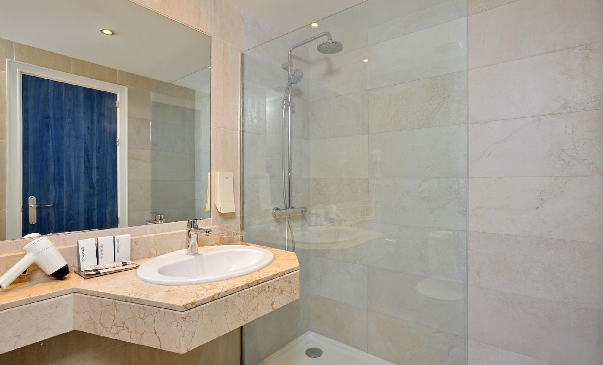 Connecting Room