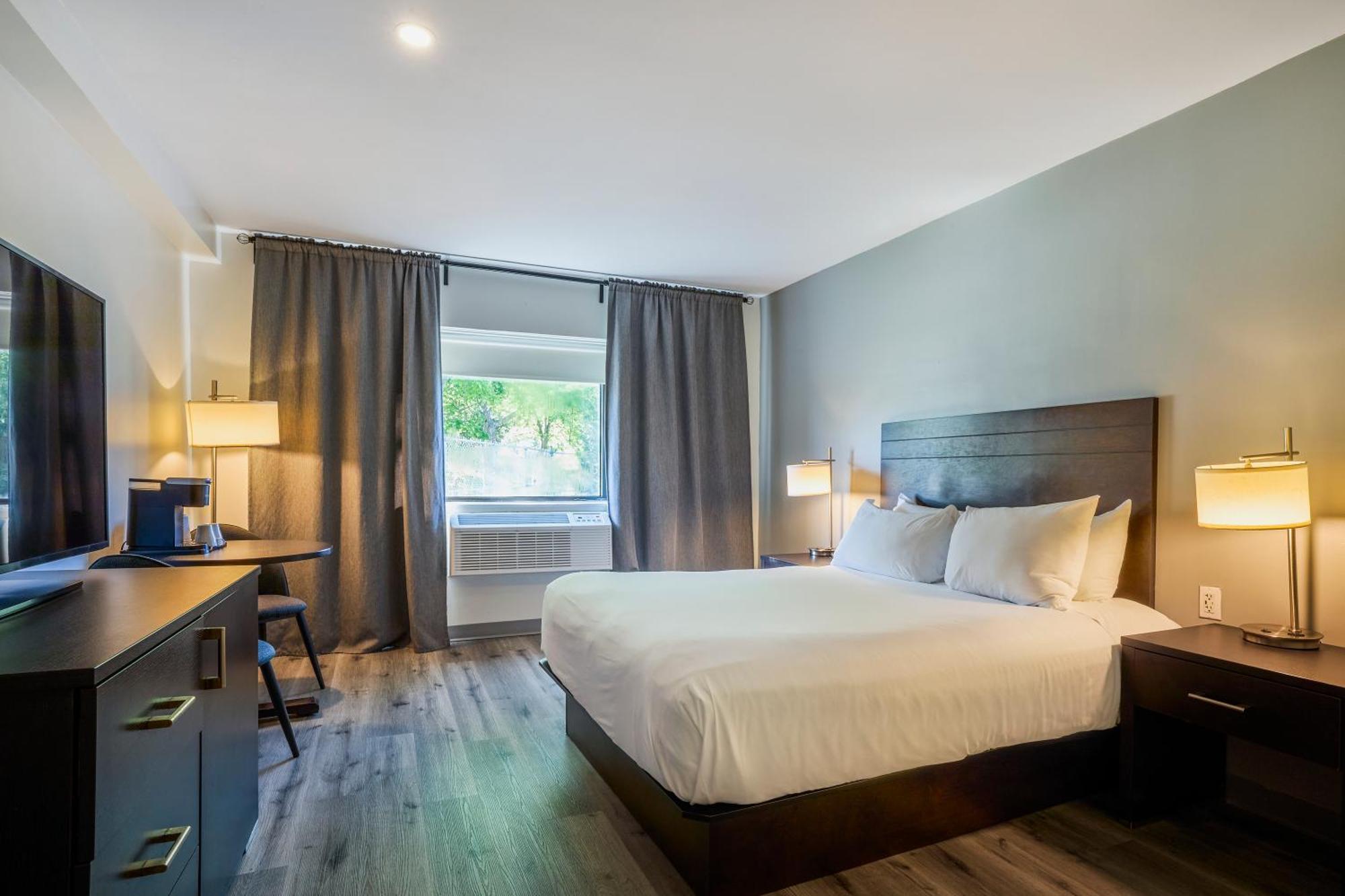 Standard Room 1 Queen Bed