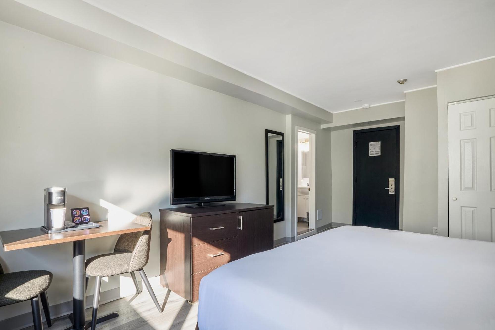 Standard Room 1 King Bed