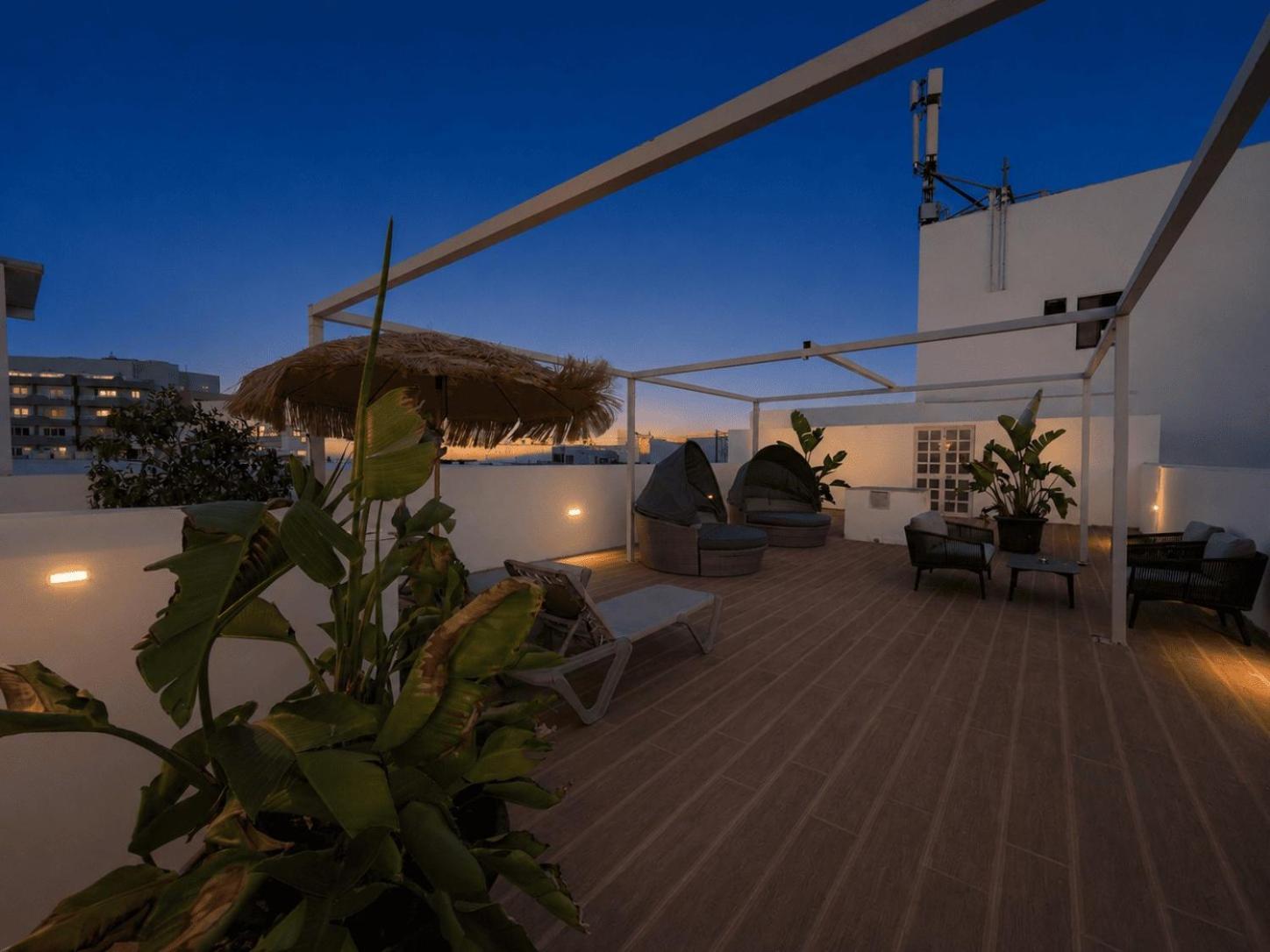 Apartamento com 2 Quartos e Terraço
