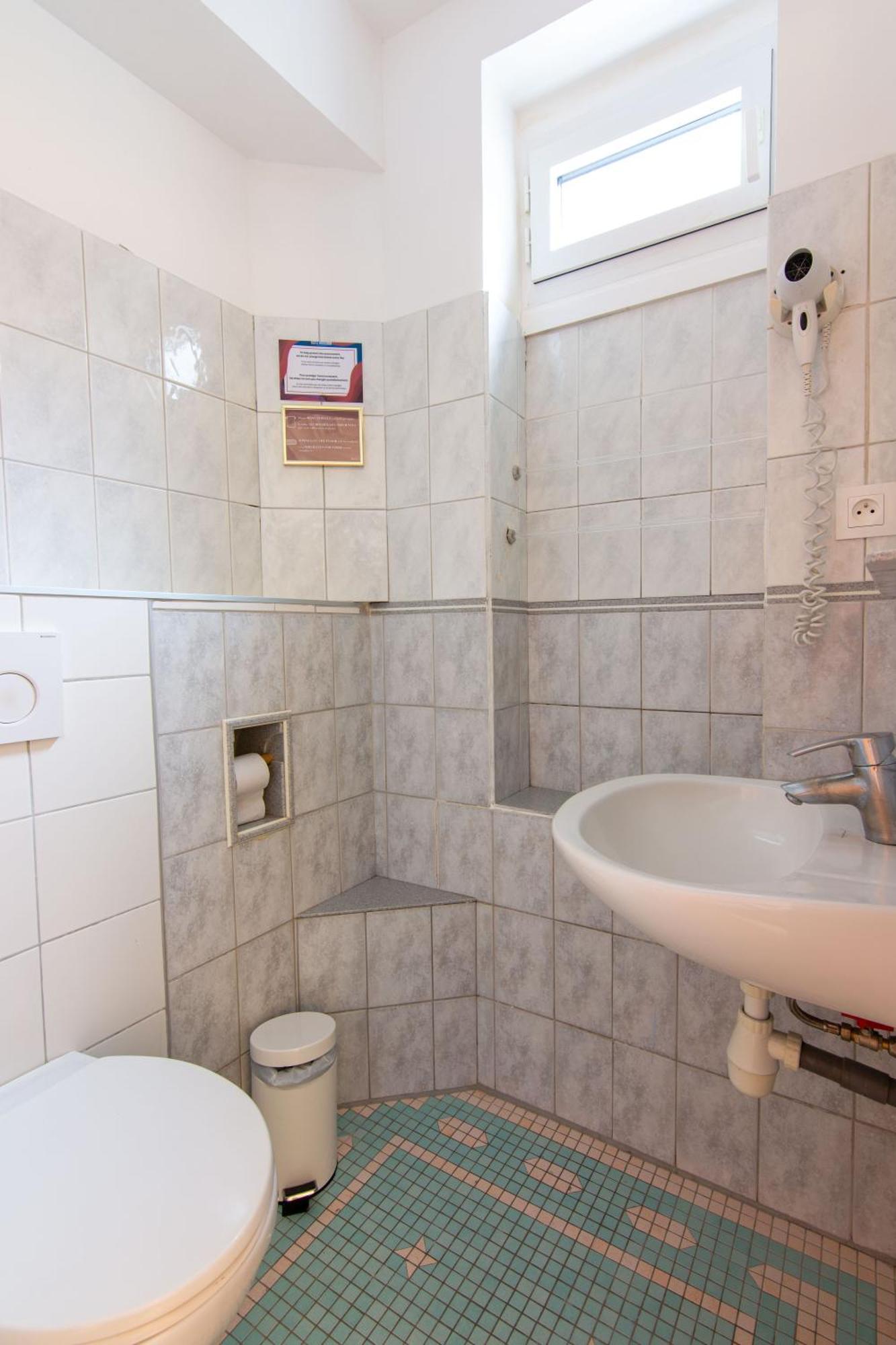Quadruple Room private toilet Shared shower on the floor