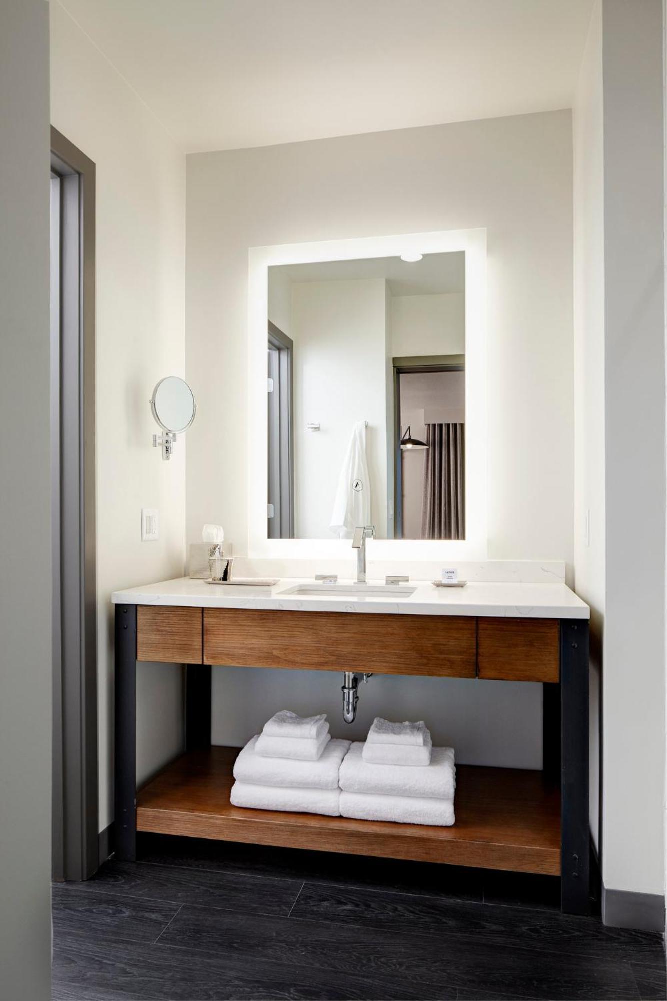 Deluxe King Studio Suite