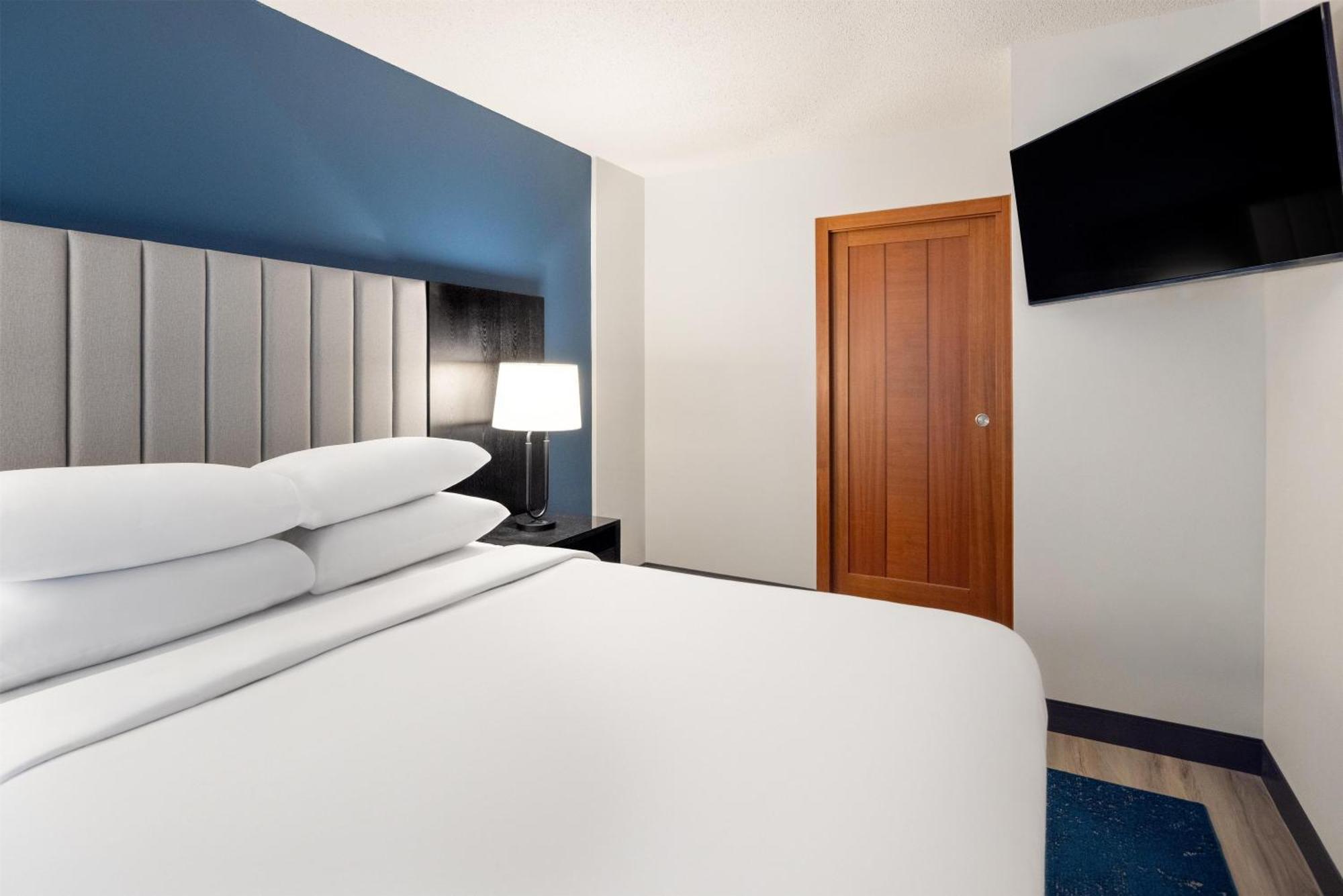 Two-Room Queen Suite Mobility Accessible