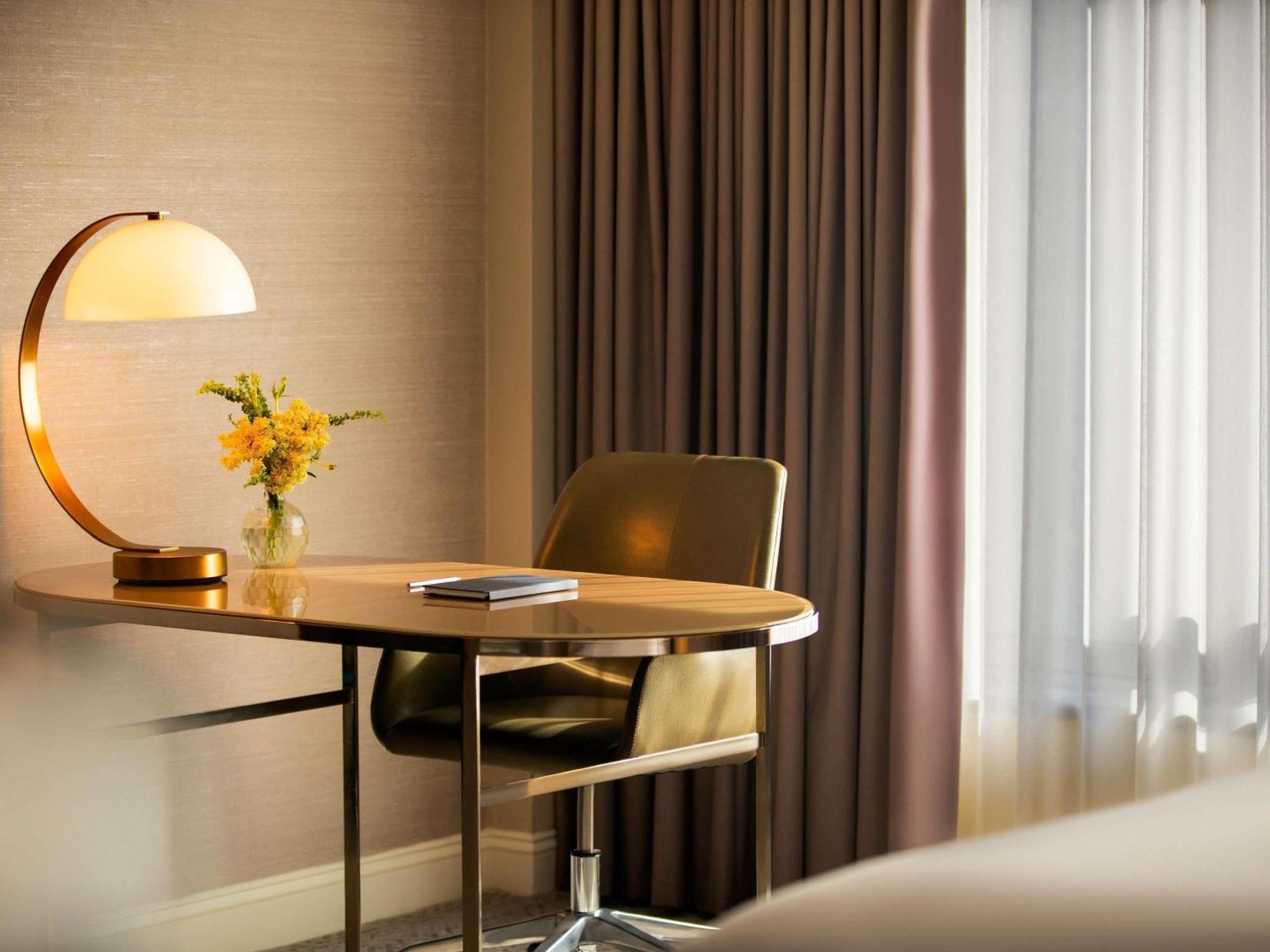 Deluxe Courtyard King Room
