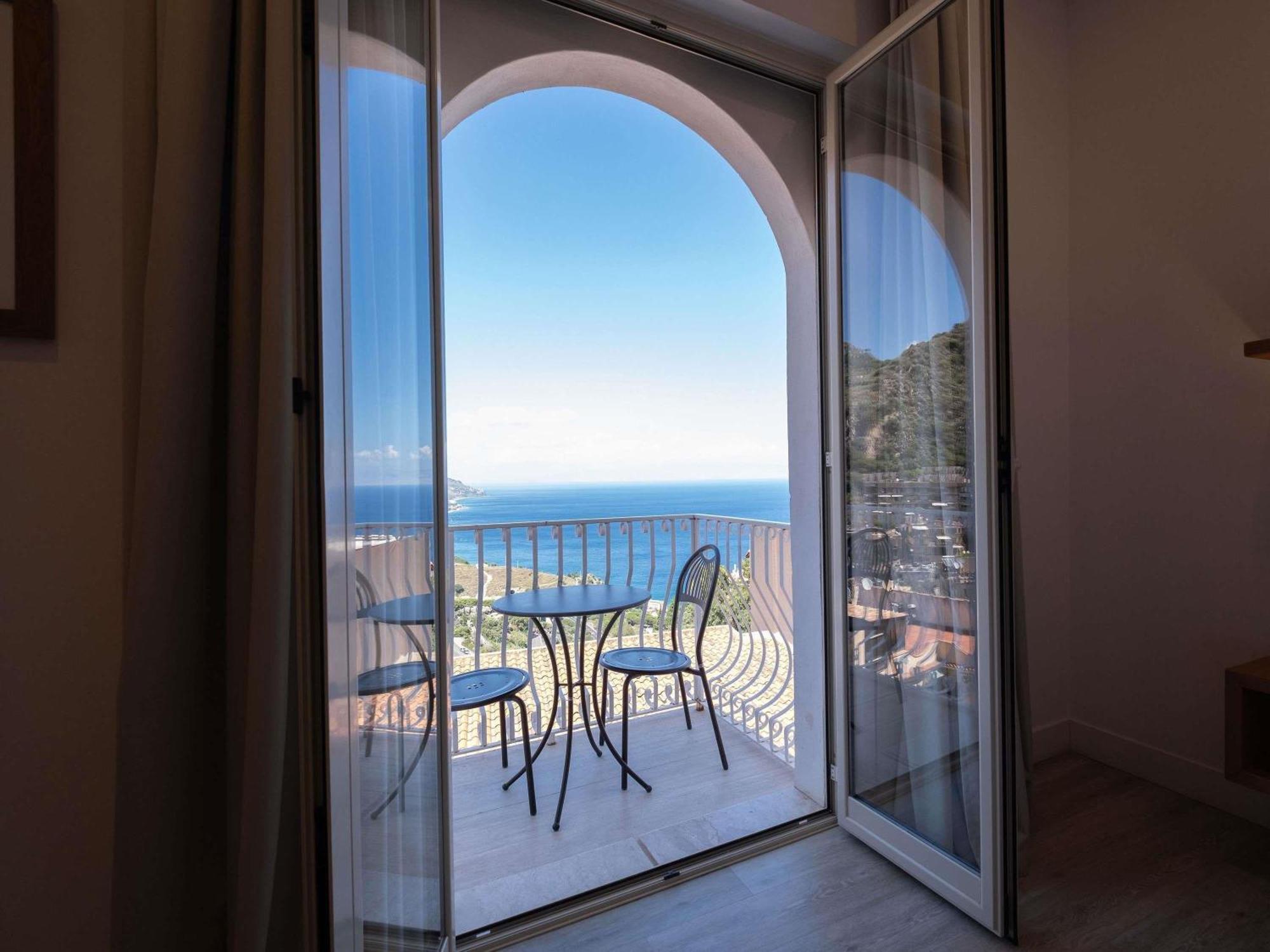 Classic Queen Room Side Sea View