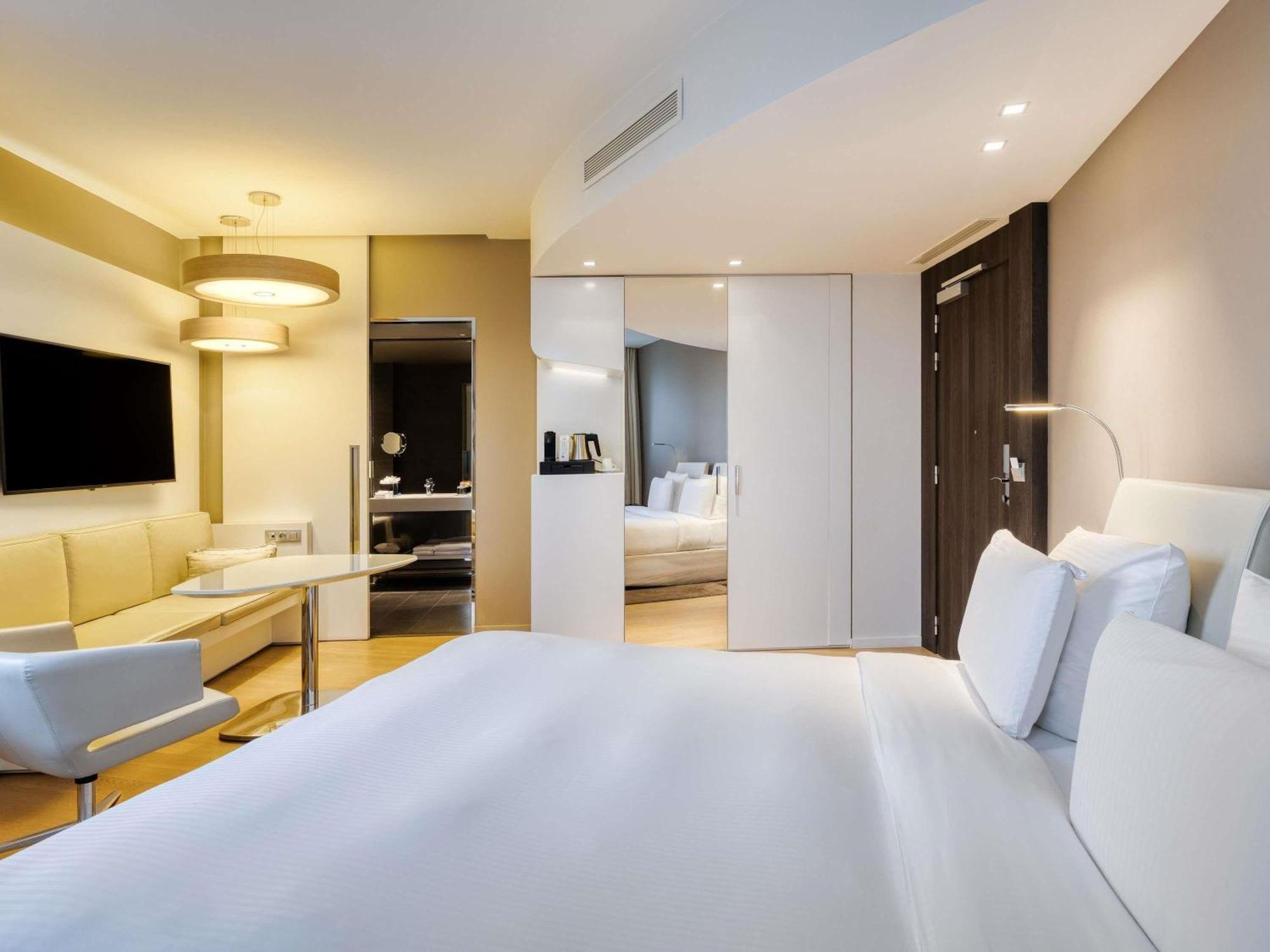 Deluxe King Room City View