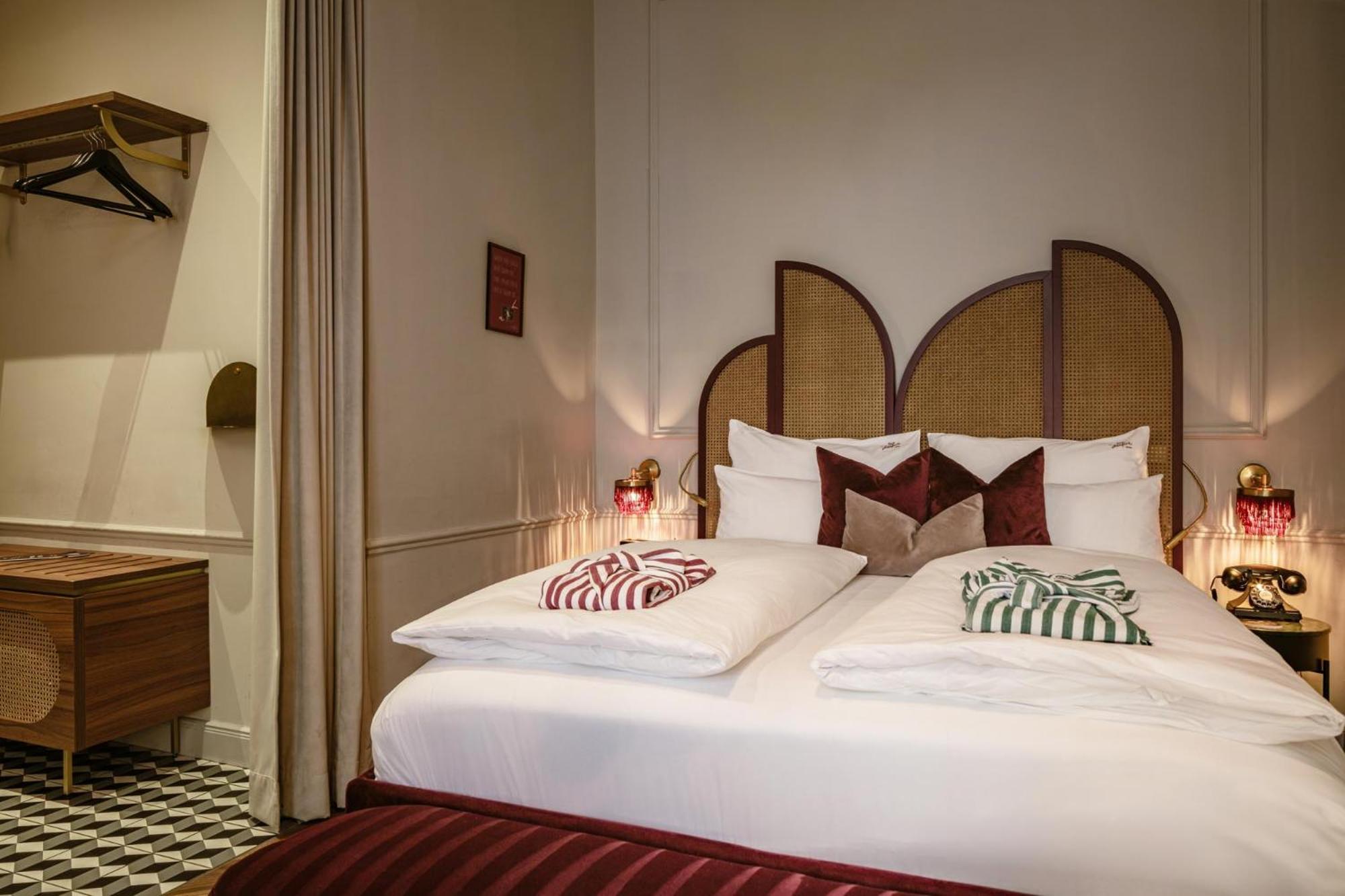 Doppelzimmer – Josefine Sur Cour