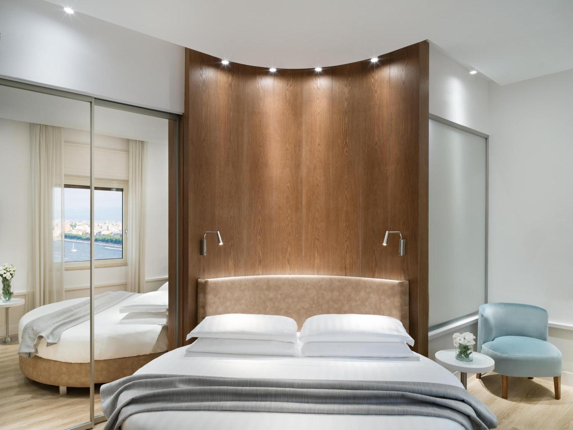 Deluxe King Room Round Bed Round Bath Tub Sea View or Non-Smoking