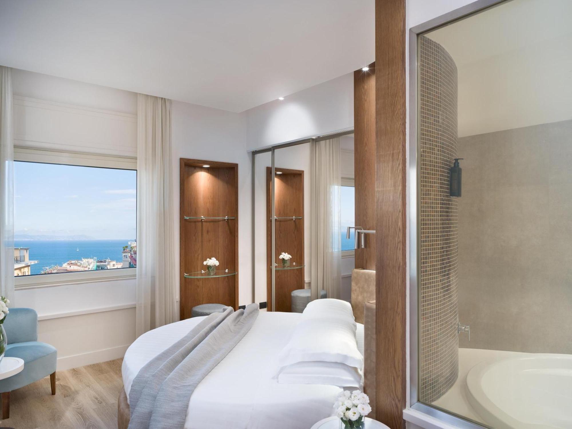 Deluxe King Room Round Bed Round Bath Tub Sea View or Non-Smoking