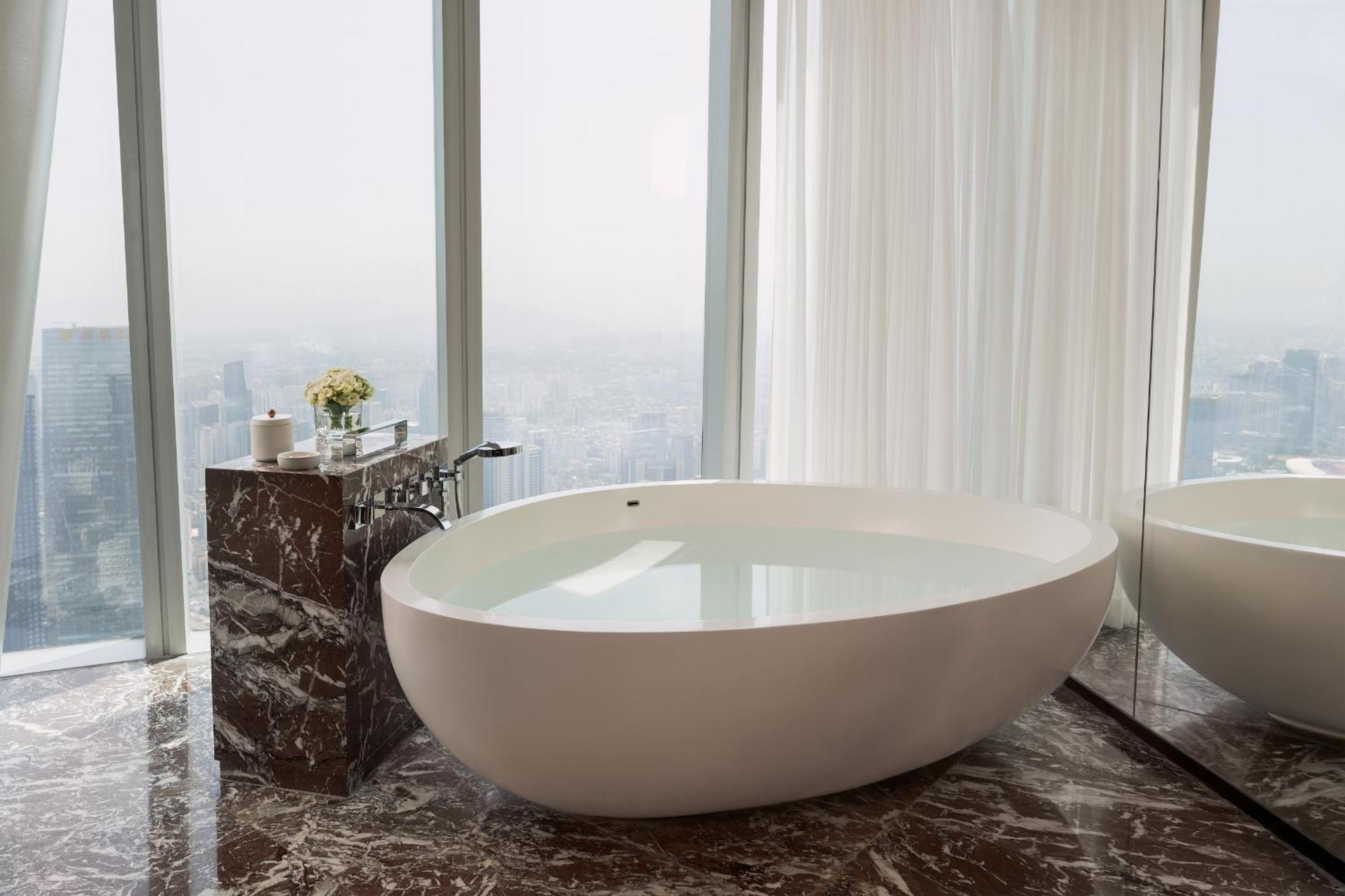 Skyline City View Room Windowside Bathtub King
