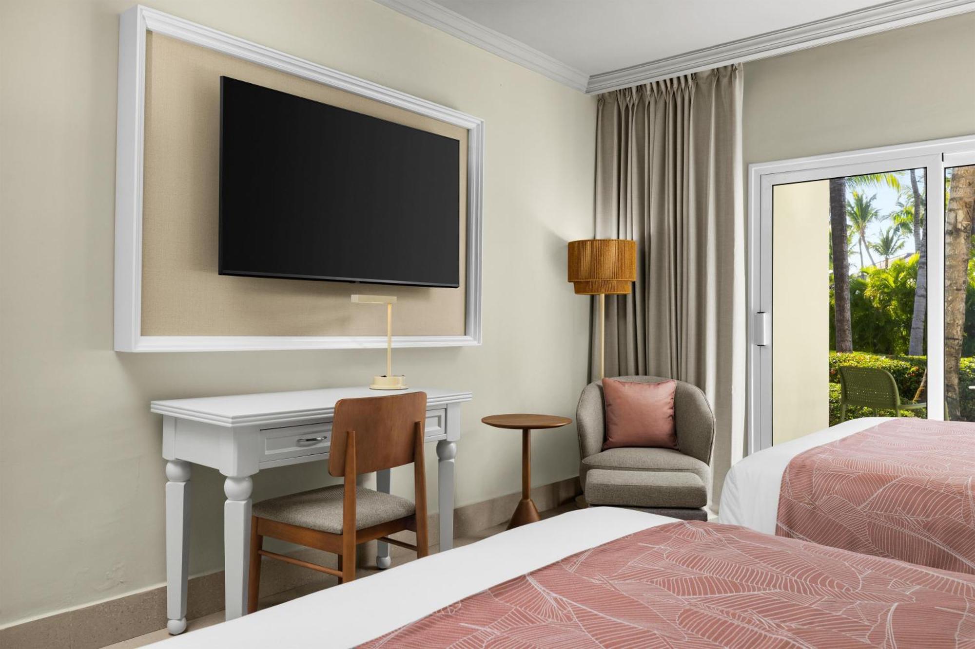 Standard Queen Room Two Queen Beds Tropical View
