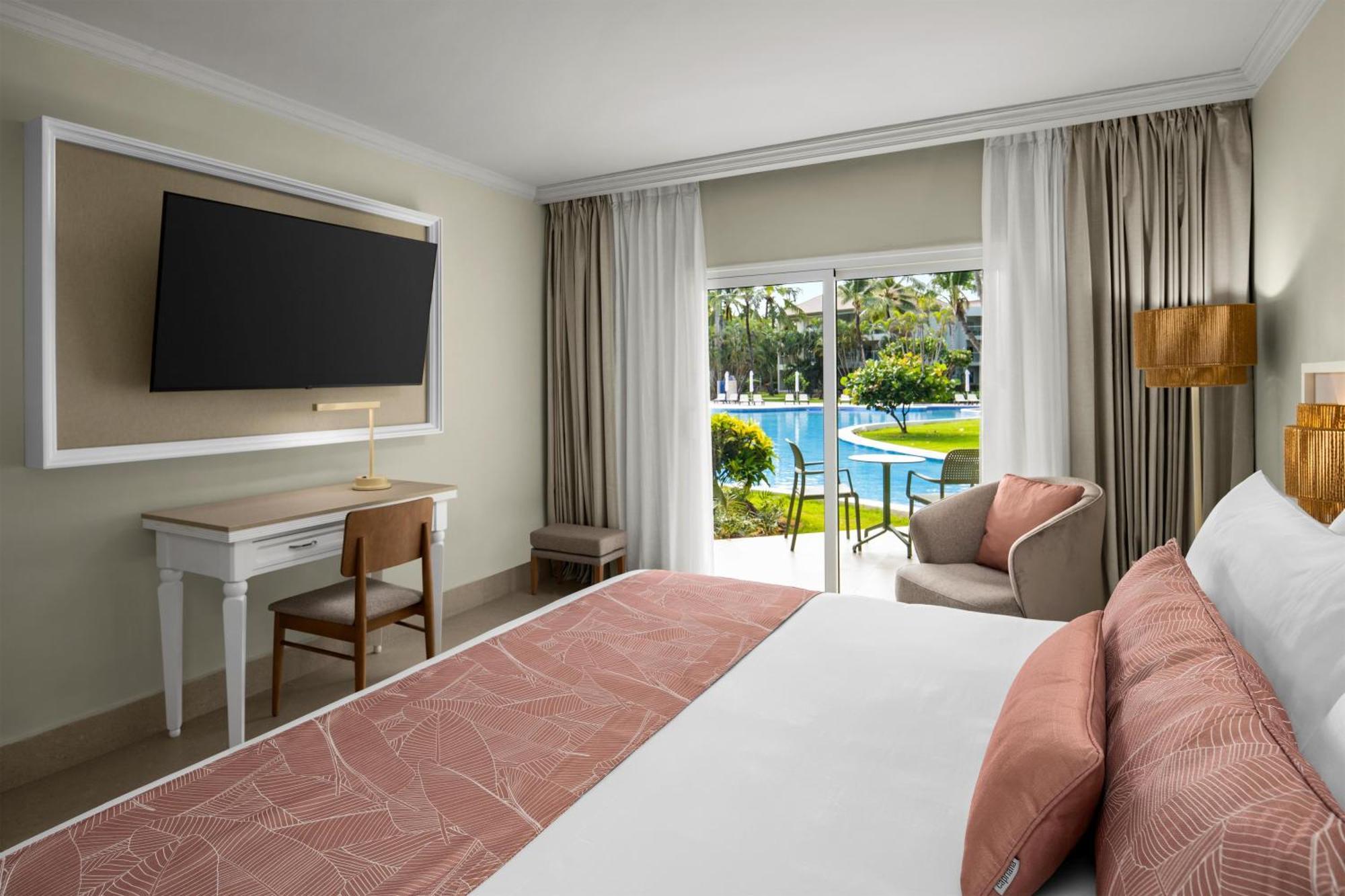 Standard King Room Pool Walk Out Tropical View