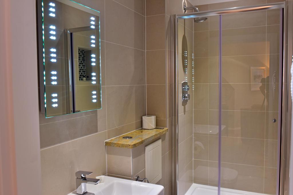 Deluxe Double Room Shower