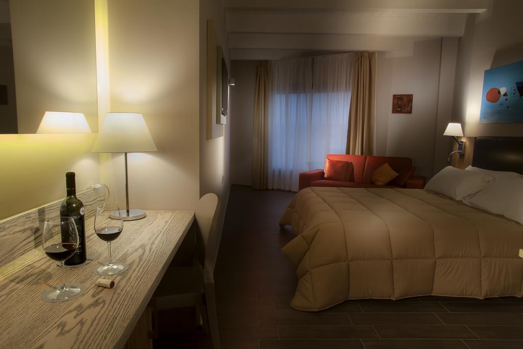 Suite,215339546:JPEG