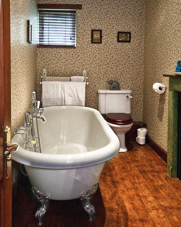 Deluxe Double Room Bath,1349440240:JPEG