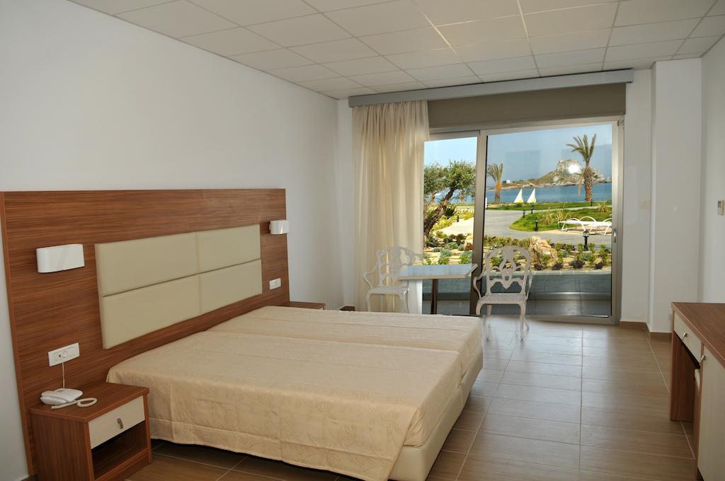 Camera Matrimoniale/Doppia con Letti Singoli con Vista Mare Parziale