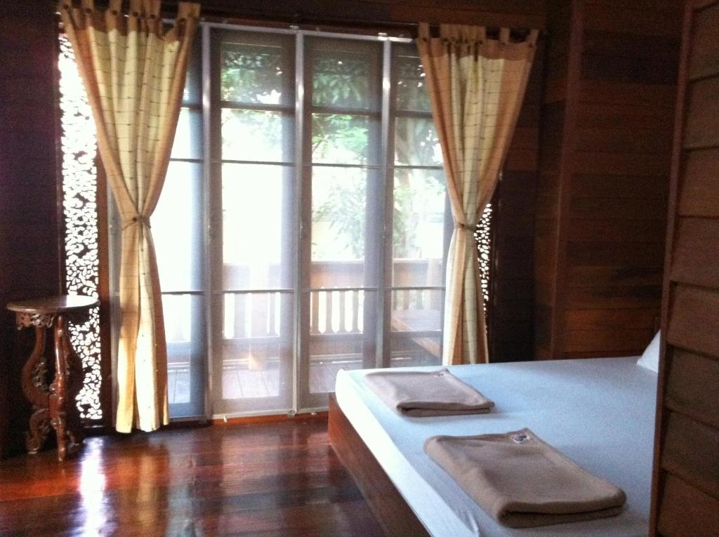 Family Room with Balcony,26918993:JPEG