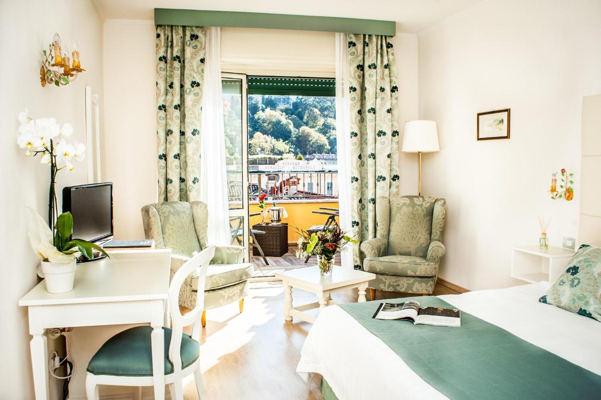 Deluxe Double or Twin Room partial Lake View