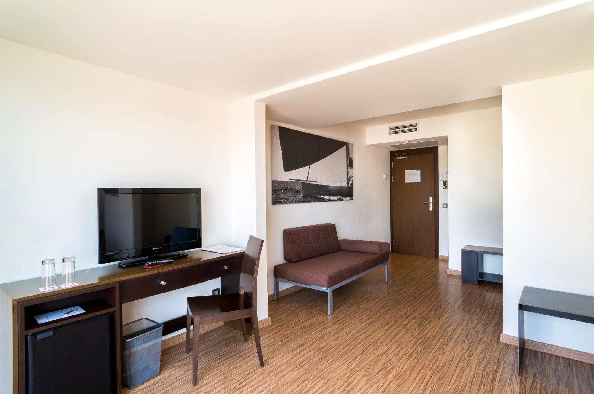Family Room (2 Adults + 1 Child)