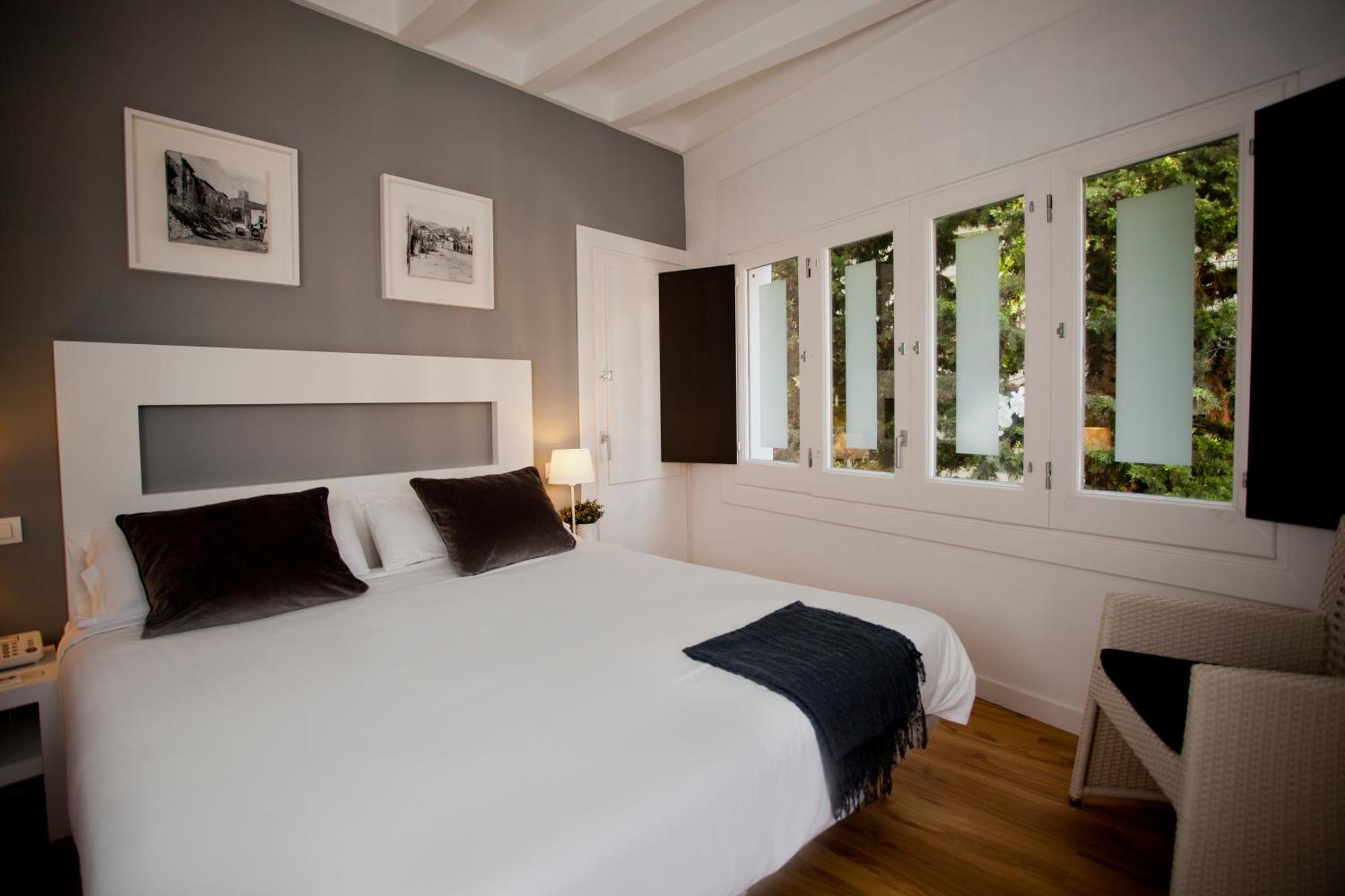 Quarto com 2 Camas de Solteiro e Cama Extra
