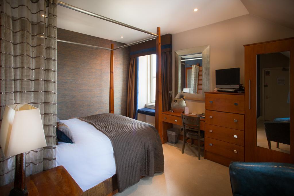 Double Room Four Poster Bed