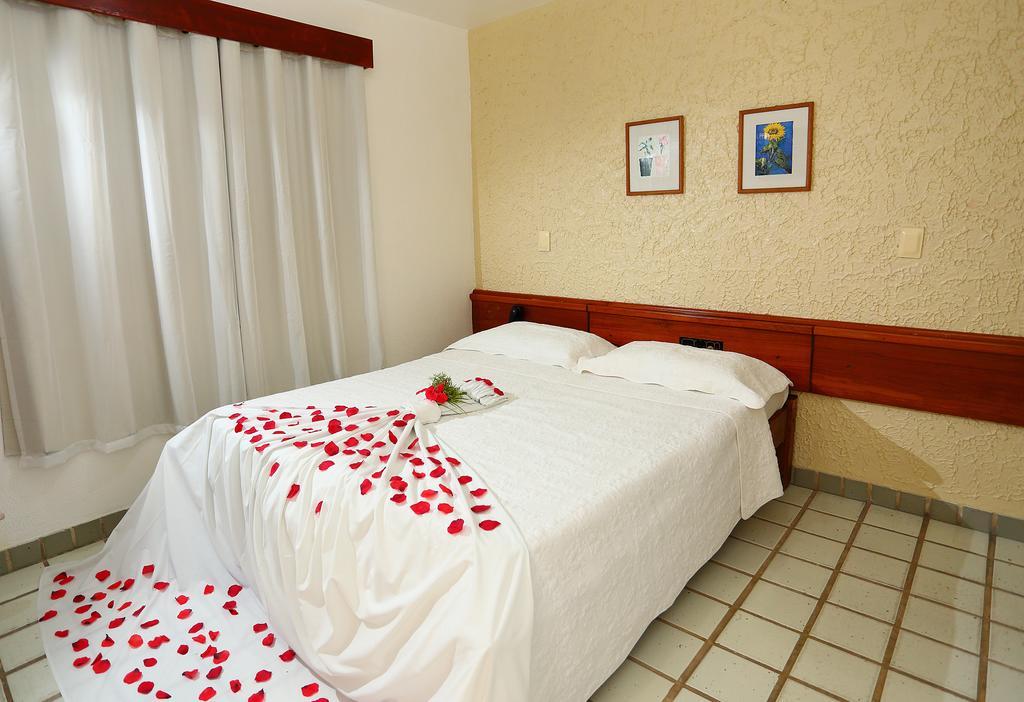 Small Double or Twin Room,866798057:JPEG