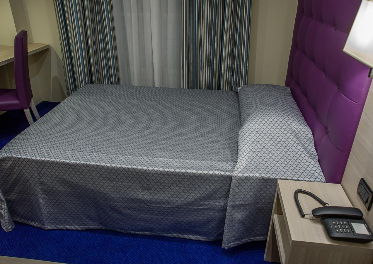 Single Room,517753797:JPEG