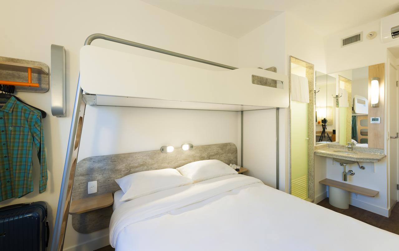 Quarto Duplo com 1 Cama de Casal e 1 Cama em Beliche