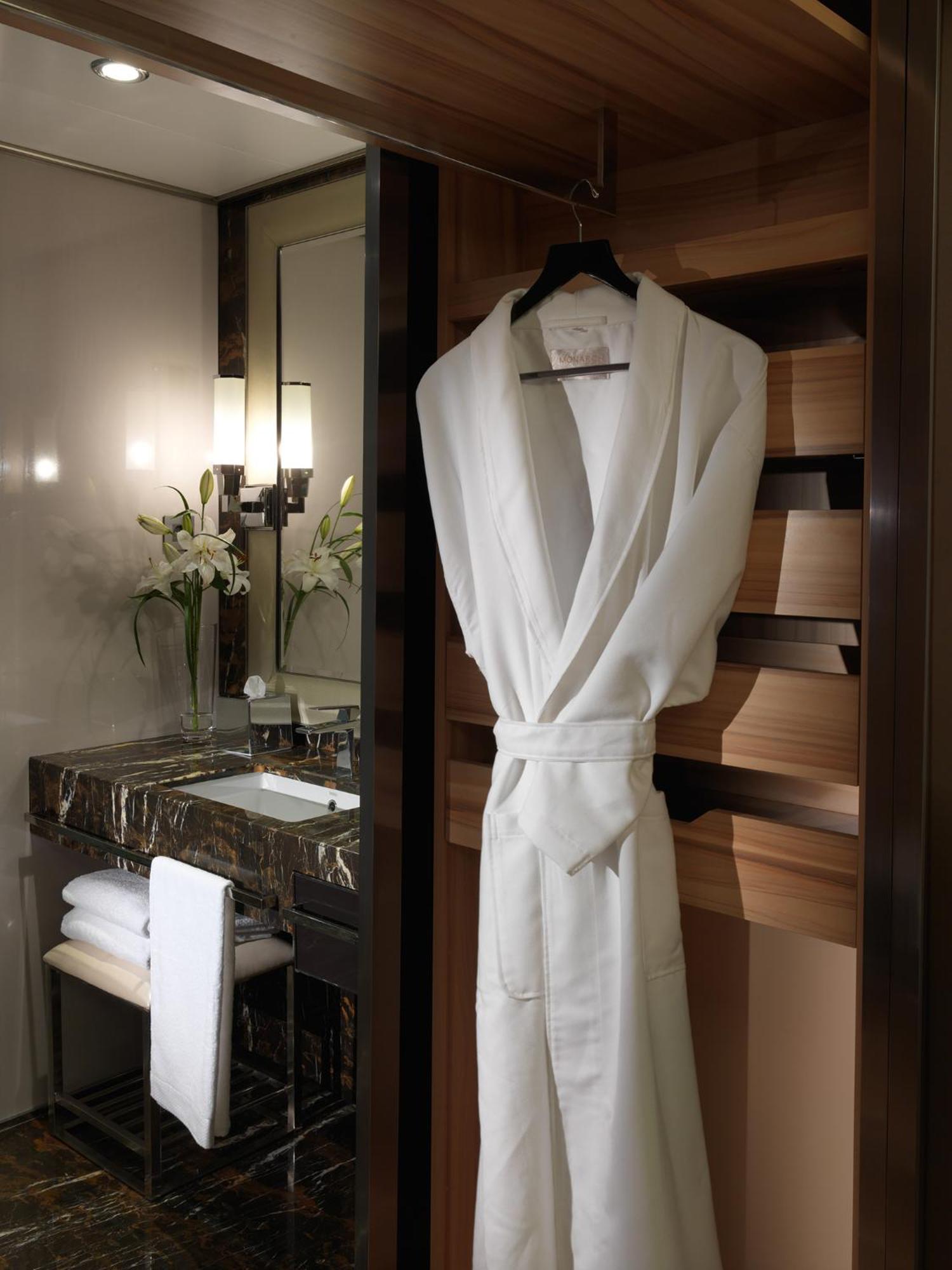 Habitación con cama extragrande.