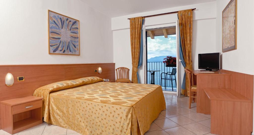 Comfort Double Room with Lake View,685689072:JPEG