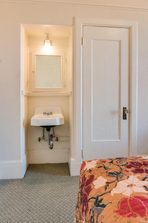 Twin Room Private Bathroom