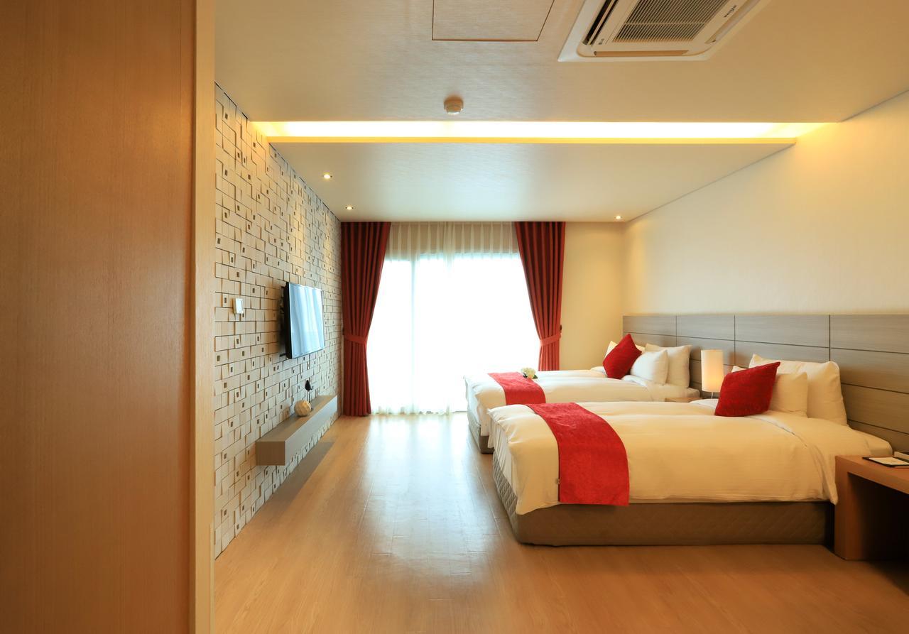 Suite with Spa Bath,641085987:JPEG