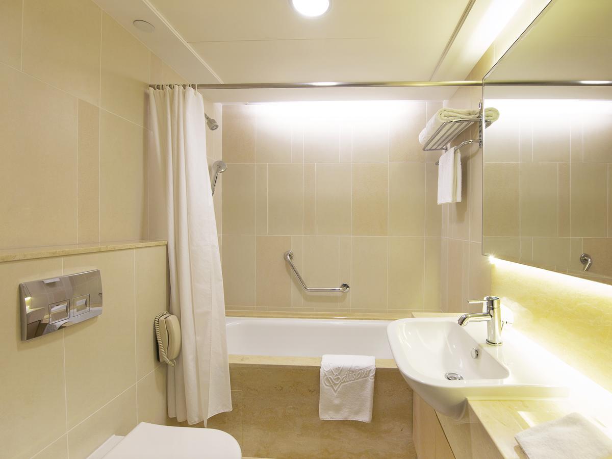 Suite met Kingsize Bed en Uitzicht op de Stad