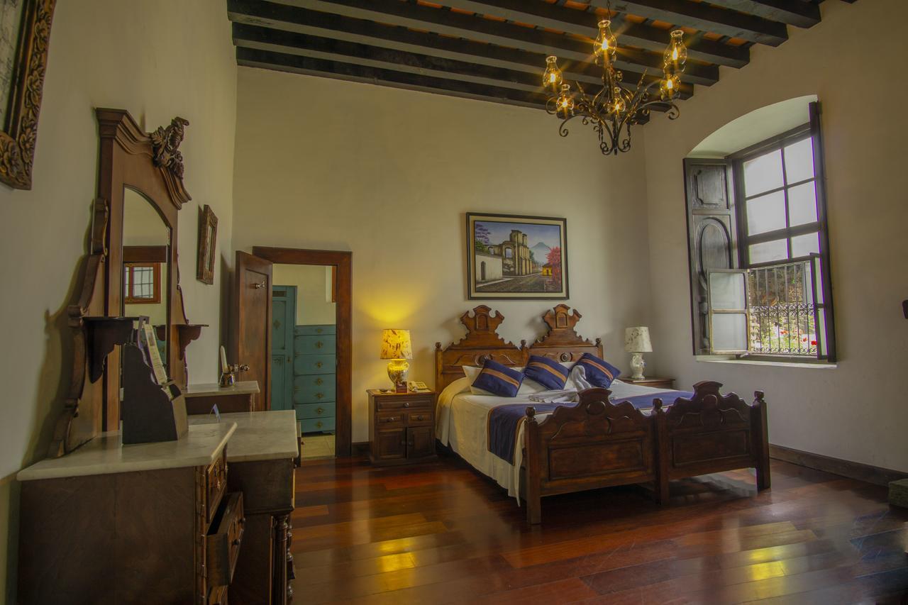 Habitación con cama extragrande.