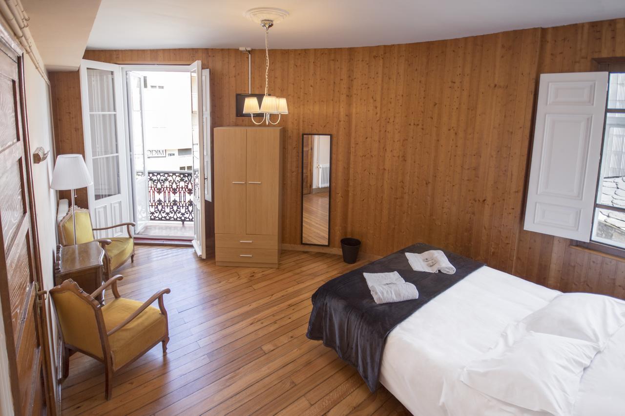 Habitación con cama grande y balcón